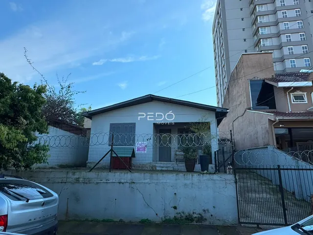 Fachada de uma residência em Lajeado, Brasil, com cerca e portão de ferro.