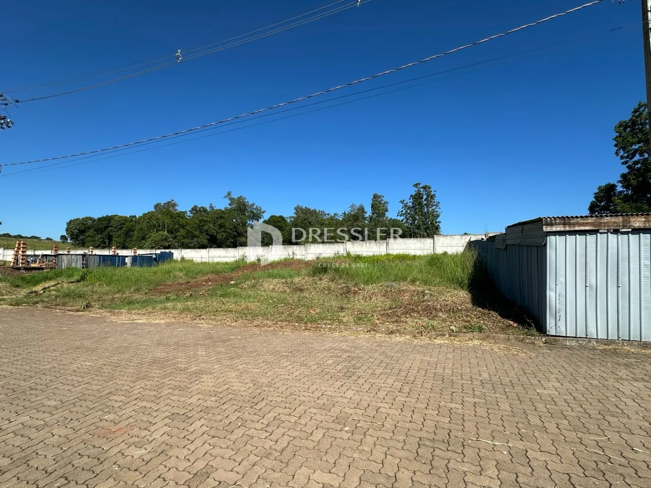 Vista externa de um terreno com cerca e vegetação em Lajeado.