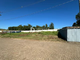 Vista externa de um terreno com cerca e vegetação em Lajeado.