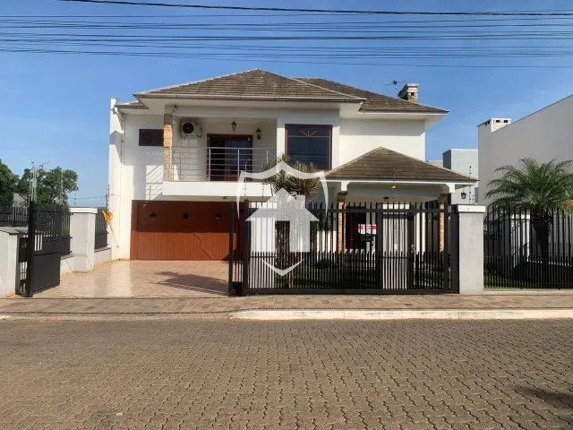 Fachada de uma casa residencial em Lajeado, Brasil, com portão de ferro preta.