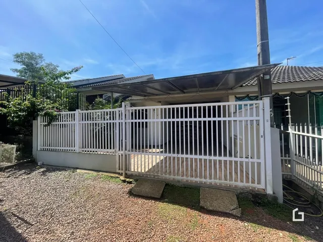 Foto da fachada de uma casa com cerca branca em Lajeado, Brasil.
