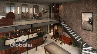 Vista de um ambiente interno de loft com paredes de tijolo e mezanino.