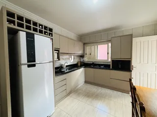 Foto de uma cozinha com armários e piso claro.