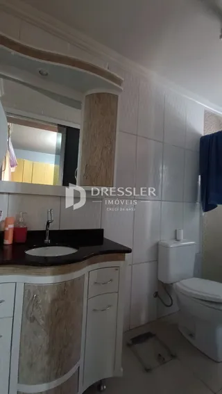 Vista de um banheiro com bancada e vaso sanitário em imóvel no Brasil.