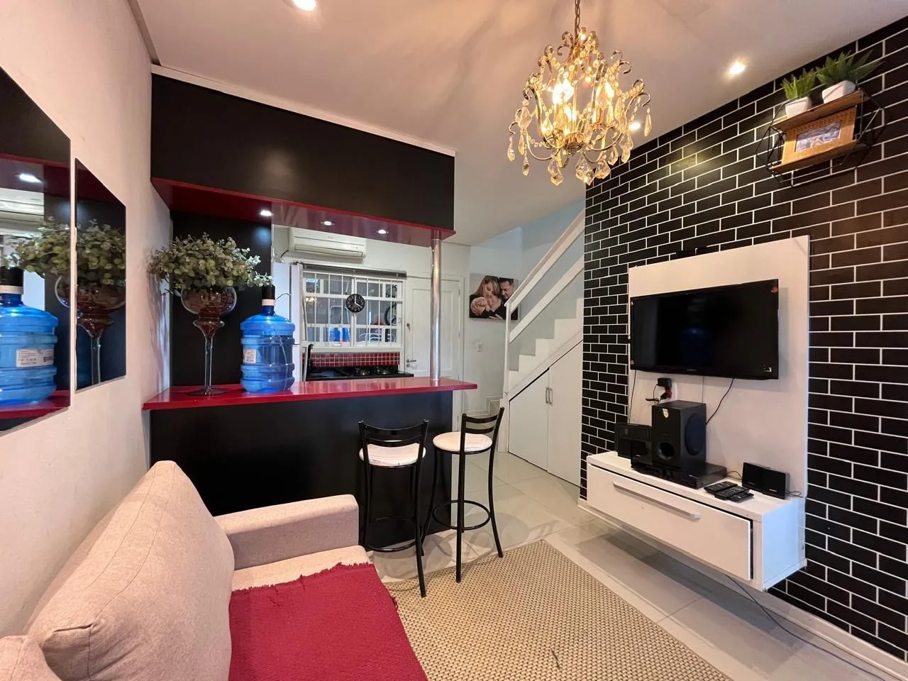 Foto da sala de estar com sofá e balcão.