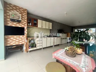 Sala de estar com móveis de madeira e piso cerâmico.