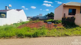 Vista externa de uma propriedade em Lajeado, Brasil, mostrando o terreno e as construções adjacentes.