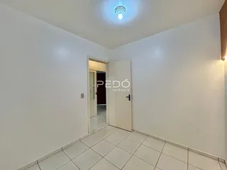 Hall de entrada com piso de cerâmica branco.