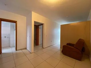 Hall de entrada com piso de cerâmica e paredes brancas.