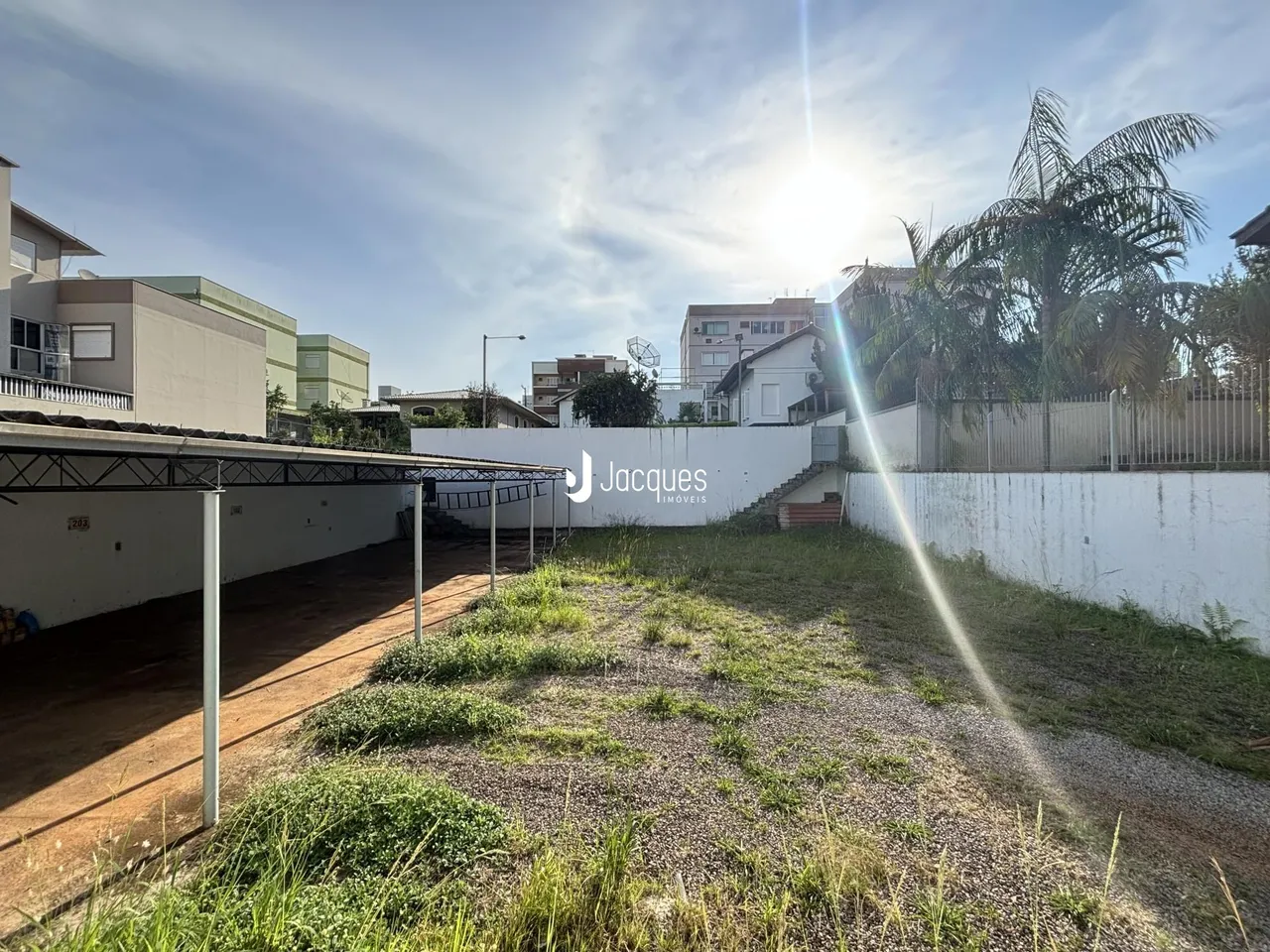 Vista externa de um terreno com muro e vegetação em Lajeado, Brasil.