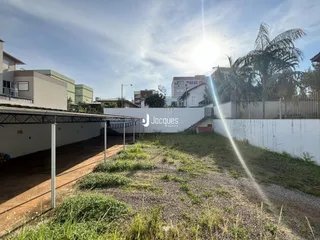 Vista externa de um terreno com muro e vegetação em Lajeado, Brasil.