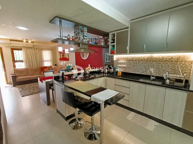 Ambiente de sala de estar e cozinha em um imóvel no Brasil.