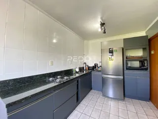 Cozinha moderna com armários e eletrodomésticos de aço inoxidável.