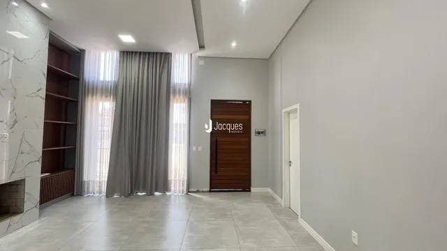 Sala de estar com paredes cinzas e piso de cerâmica clara.