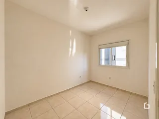 Foto de um ambiente interno com piso de cerâmica e uma janela.