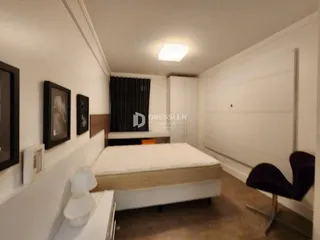 Quarto com cama e armário em ambiente interno.