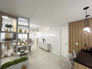 Foto de uma sala de estar com paredes brancas e estantes de vidro.