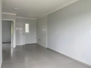 Hall de entrada com paredes claras e piso de cerâmica.