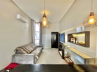 Sala de estar com sofá e decoração moderna em um imóvel no Brasil.