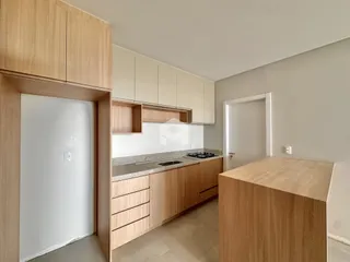 Imagem de uma cozinha moderna com armários de madeira clara.