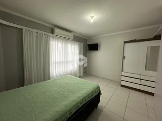 Quarto com cama e janela em um imóvel no Brasil.
