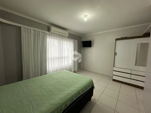 Quarto com cama e janela em um imóvel no Brasil.