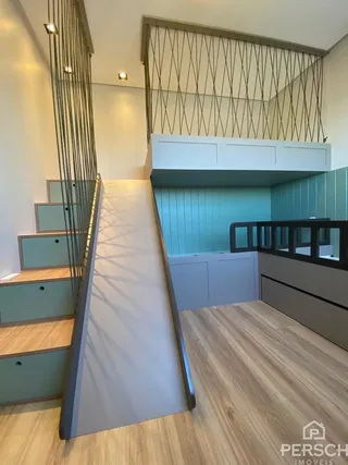 Foto de um interior mostrando uma escadaria e um ambiente com acabamentos modernos.