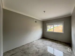 Foto de um cômodo interno com piso de cerâmica e janela.