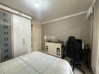 Quarto com armários brancos e cama de dossel.
