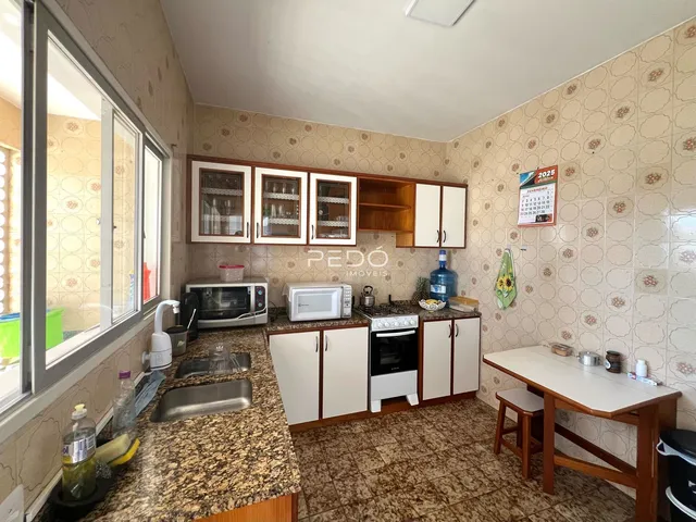 Vista interna de uma cozinha com armários e bancada em Lajeado.