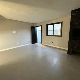 Vista interna de um ambiente com piso claro e paredes neutras.