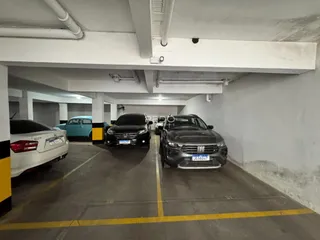 Área de estacionamento coberta com veículos em Lajeado, Brasil.