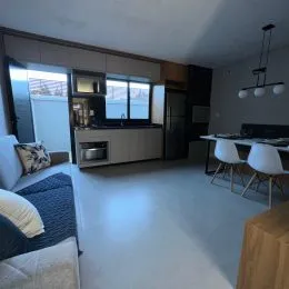 Sala de estar com armários embutidos e piso claro.