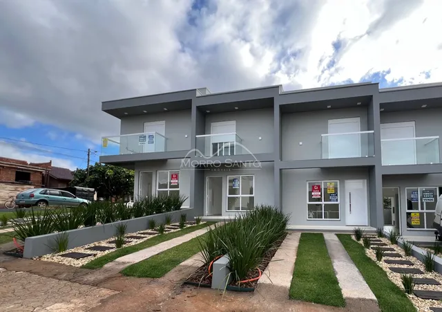Fachada de um apartamento moderno em Lajeado, Brasil, com paisagismo frontal.