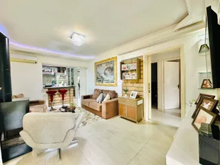 Sala de estar com lareira e piso de madeira clara.