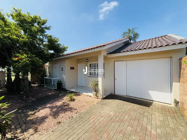 Fachada de uma residência em Lajeado, Brasil, com garagem e jardim.