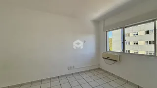 Ambiente interno de uma sala com piso de cerâmica e janela.