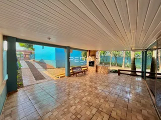 Vista da área externa pavimentada de uma propriedade em Lajeado.
