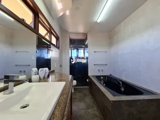 Foto de um banheiro moderno com banheira e bancada em Lajeado, Brasil.