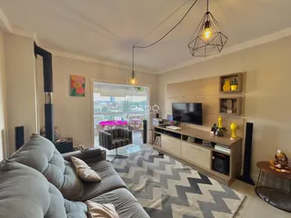 Sala de estar com sofá e decoração moderna em um apartamento.