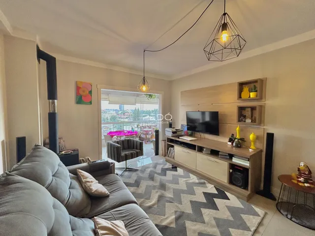 Sala de estar com sofá e decoração moderna em um apartamento.