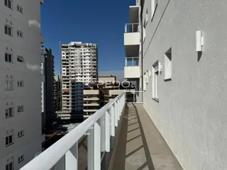 Vista externa de um corredor entre edifícios residenciais em Lajeado.