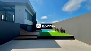 Vista externa de uma casa moderna com piscina e jardim em Lajeado.