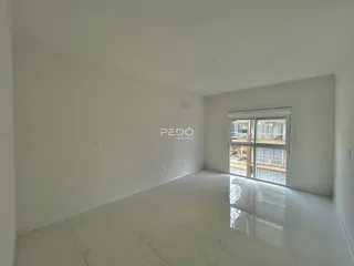 Ambiente interno de uma sala com piso de porcelanato claro.