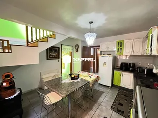 Foto de uma sala de jantar com cozinha em um imóvel.
