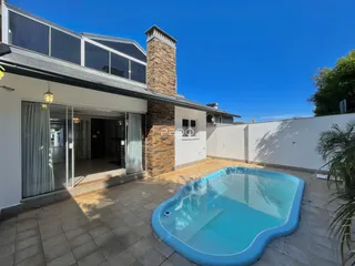 Foto da fachada de uma casa com piscina em Lajeado, Brasil.