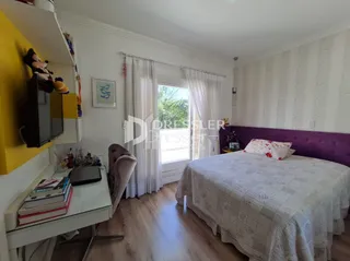 Quarto com cama e janela decorada em Lajeado.