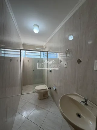 Foto de um banheiro interno com revestimento de cerâmica clara.
