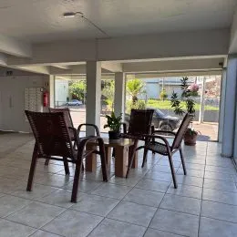 Foto de um ambiente interno com piso de cerâmica e móveis de madeira.