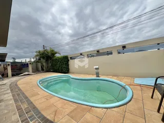 Foto de uma piscina externa em um imóvel no Brasil.